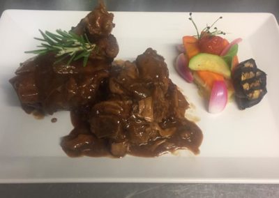 Cochon-de-lait-et-son-jus-au-romarin-légumes-et-écrasé-de-pommes-de-terre_Il-Brigantino_Montreux-2